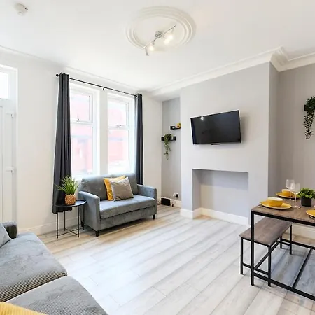 Refurbished 3 Bedroom House Near Centre Vakantiehuis *