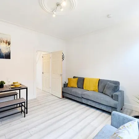 Refurbished 3 Bedroom House Near Centre Vakantiehuis *