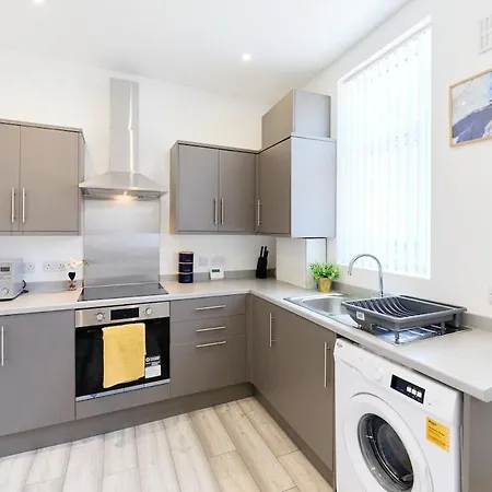 Refurbished 3 Bedroom House Near Centre Будинок відпочинку