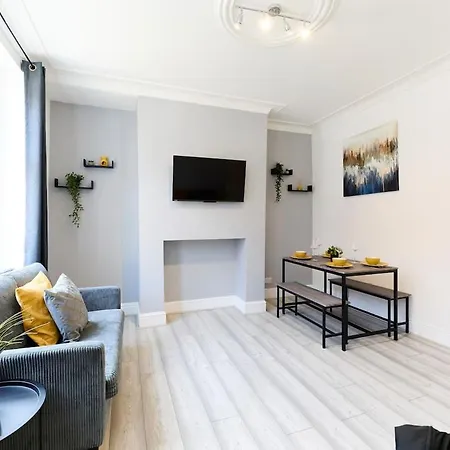Refurbished 3 Bedroom House Near Centre *