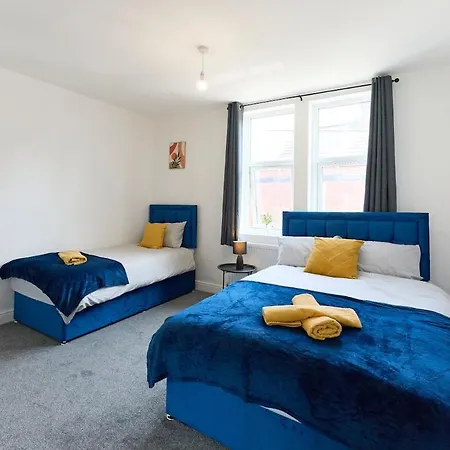 Vakantiehuis Refurbished 3 Bedroom House Near Centre