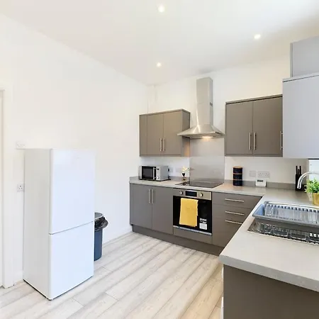 Refurbished 3 Bedroom House Near Centre Будинок відпочинку Лідс