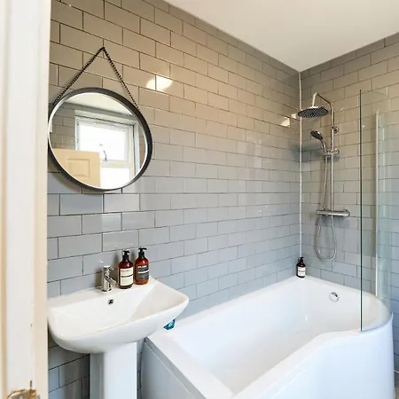 Refurbished 3 Bedroom House Near Centre * Лідс
