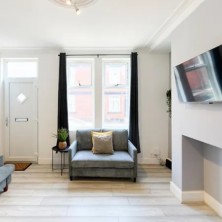 Refurbished 3 Bedroom House Near Centre *